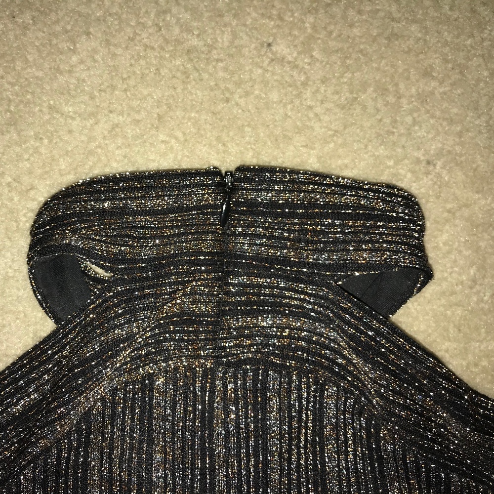 Beautiful BCBGMAXAZRIA Black Cold Shoulder Top XS - Picture 2 of 7